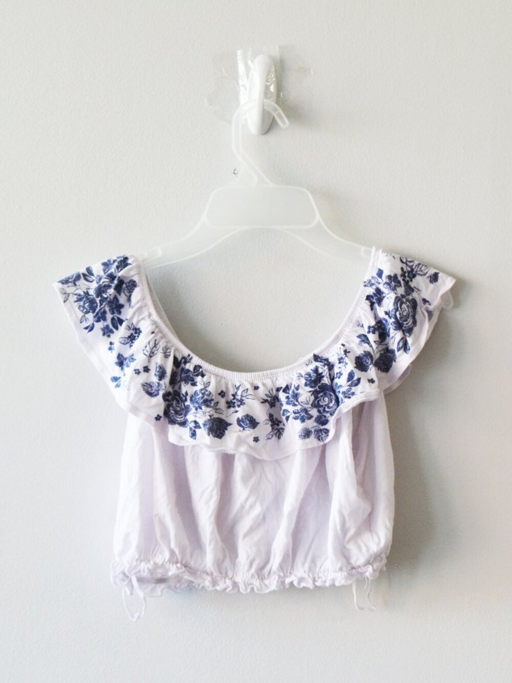 ❤️ Garage Size Medium Floral Ruffle Crop Top White & Blue Off Shoulder Blouse